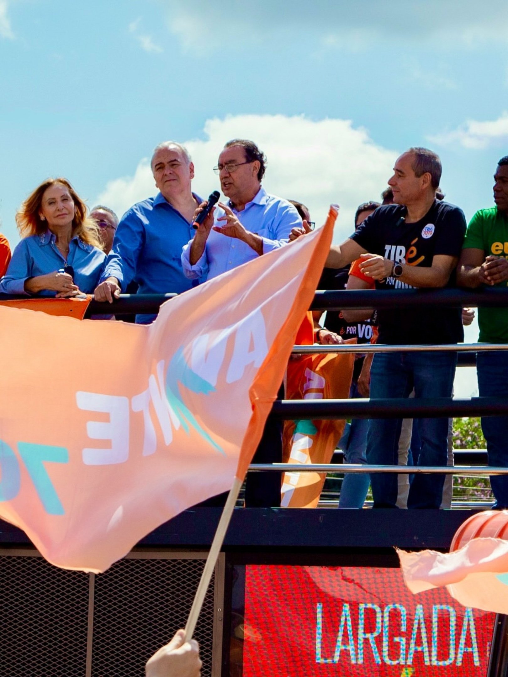 Augusto Cury durante primeiro dia de campanha neste domingo (16/8)