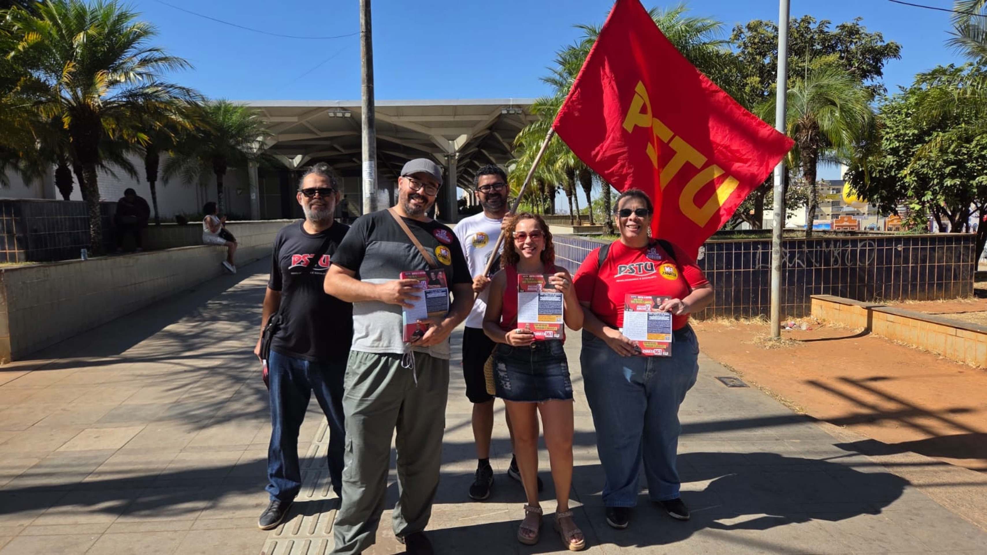 Na manh&atilde; de domingo o candidato ao GDF, Professor Robson, e o candidato ao Senado, Zanata, estiveram na esta&ccedil;&atilde;o de metr&ocirc; de Ceil&acirc;ndia Centro