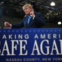 Donald Trump após discurso na Academia de Polícia do Condado de Nassau, em Nova York: em maio, republicano tinha alertado aliado árabe     -  (crédito: Kent Nishimura/AFP)
