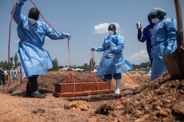 Equipes da Cruz Vermelha e do Crescente Vermelho preparam, no cemitério de Mbiyo, o sepultamento do corpo de um quarto órfão que morreu vítima da doença causada pelo vírus Ebola em um orfanato - (crédito: Jospin Mwisha/AFP) Equipes da Cruz Vermelha e do Crescente Vermelho preparam, no cemitério de Mbiyo, o sepultamento do corpo de um quarto órfão que morreu vítima da doença causada pelo vírus Ebola em um orfanato - (crédito: Jospin Mwisha/AFP)