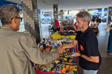 Grass visitou áreas comerciais do Plano Piloto e esteve na Rodoviária do Plano Piloto, onde conversou com comerciantes - (crédito: Reprodução: Leandro Grass) Grass visitou áreas comerciais do Plano Piloto e esteve na Rodoviária do Plano Piloto, onde conversou com comerciantes - (crédito: Reprodução: Leandro Grass)