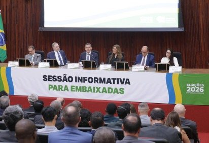 Nunes Marques (ao centro) na sessão com embaixadores e diplomatas. Encontro também serviu para atender ala do TSE preocupada com ações para desacreditar o sistema de votação -  (crédito: Leobark Rodrigues/TSE)
