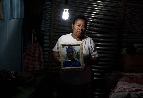A professora Adélia Rosales celebra Bukele pela captura de criminosos em seu bairro -  (crédito: Felix Lima/BBC)