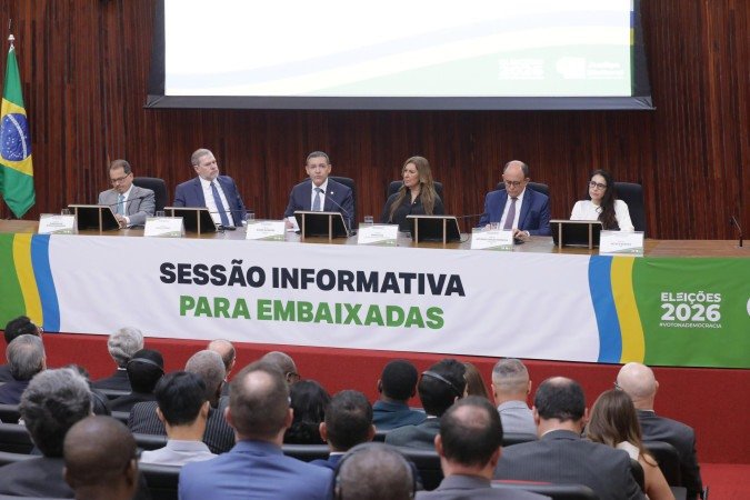 Nunes Marques (ao centro) na sessão com embaixadores e diplomatas. Encontro também serviu para atender ala do TSE preocupada com ações para desacreditar o sistema de votação - (crédito: Leobark Rodrigues/TSE) Nunes Marques (ao centro) na sessão com embaixadores e diplomatas. Encontro também serviu para atender ala do TSE preocupada com ações para desacreditar o sistema de votação - (crédito: Leobark Rodrigues/TSE)