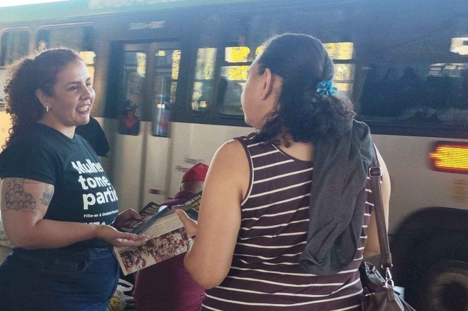 Samara Mineiro, candidata ao Governo do Distrito Federal (GDF), foi à Rodoviária de Sobradinho e defendeu melhorias no transporte público - (crédito: Sinara/UP) Samara Mineiro, candidata ao Governo do Distrito Federal (GDF), foi à Rodoviária de Sobradinho e defendeu melhorias no transporte público - (crédito: Sinara/UP)