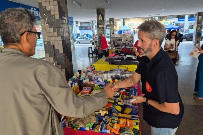 Grass visitou áreas comerciais do Plano Piloto e esteve na Rodoviária do Plano Piloto, onde conversou com comerciantes - (crédito: Reprodução: Leandro Grass) Grass visitou áreas comerciais do Plano Piloto e esteve na Rodoviária do Plano Piloto, onde conversou com comerciantes - (crédito: Reprodução: Leandro Grass)