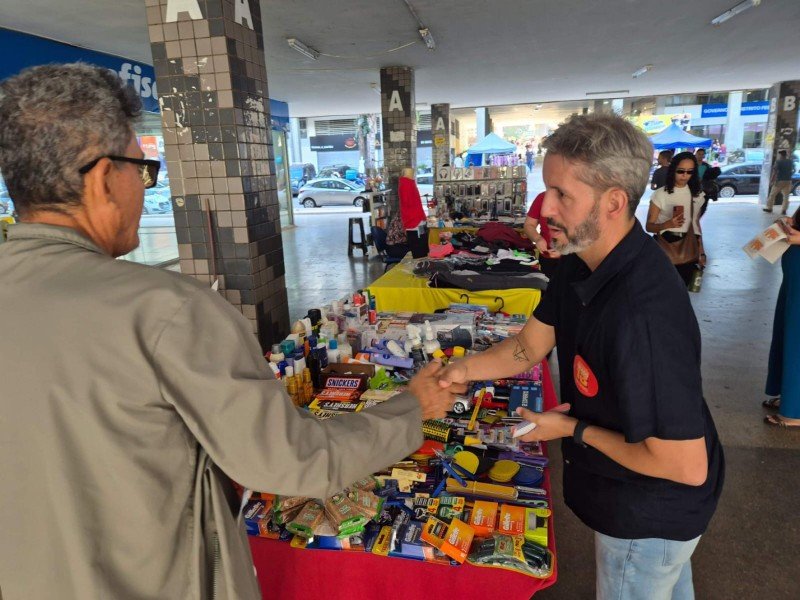 Grass visitou áreas comerciais do Plano Piloto e esteve na Rodoviária do Plano Piloto, onde conversou com comerciantes -  (crédito: Reprodução: Leandro Grass)