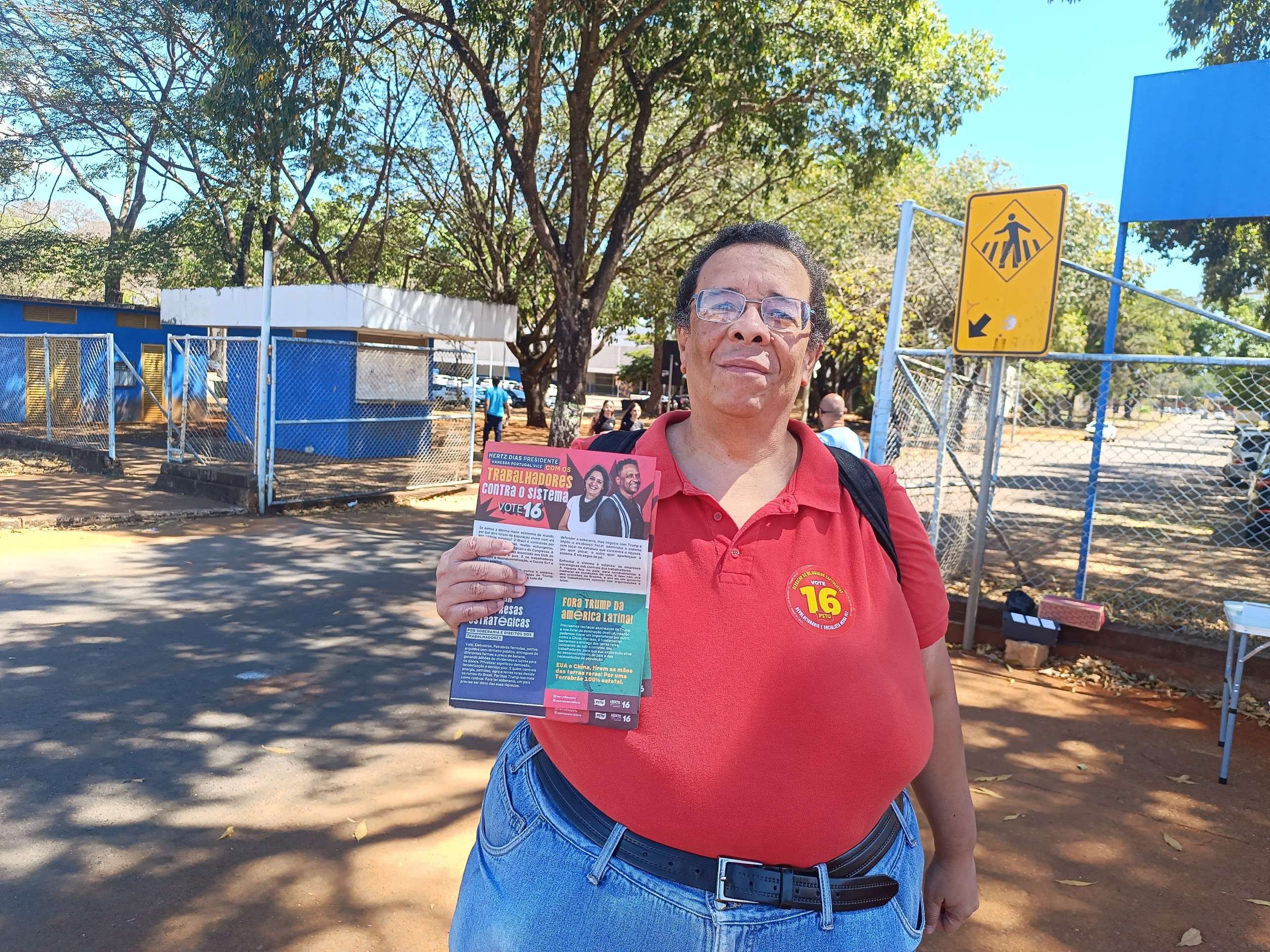 Candidato do PSTU, Professor Robson defende fim da militarização das escolas