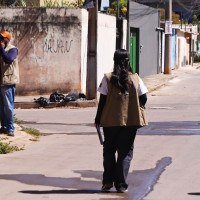 Equipes da Vigilância Ambiental atuam na identificação de focos e orienta moradores no Sol Nascente -  (crédito: Fotos: Ed Alves/CB/D.A Press)