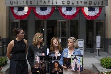 Da esquerda para a direita: Lori Schott, Erin Popolo e Julianna Arnold, mães de jovens mortas após o vício em redes sociais - (crédito: Godofredo A. Vásquez/AFP) Da esquerda para a direita: Lori Schott, Erin Popolo e Julianna Arnold, mães de jovens mortas após o vício em redes sociais - (crédito: Godofredo A. Vásquez/AFP)