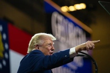 Trump acrescentou que a suspensão aconteceu porque 'o Canadá expressou um compromisso de eliminar as discriminações ou imposições irrazoáveis e desiguais em questão' - (crédito: Divulgação/Casa Branca) Trump acrescentou que a suspensão aconteceu porque 'o Canadá expressou um compromisso de eliminar as discriminações ou imposições irrazoáveis e desiguais em questão' - (crédito: Divulgação/Casa Branca)