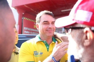 Eleições 2026. Flavio Bolsonaro e Nikolas Ferreira, no bairro Betania.
- (crédito: Edesio Ferreira/EM/D.A Press) Eleições 2026. Flavio Bolsonaro e Nikolas Ferreira, no bairro Betania.
- (crédito: Edesio Ferreira/EM/D.A Press)