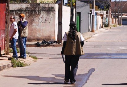 Equipes da Vigilância Ambiental atuam na identificação de focos e orienta moradores no Sol Nascente -  (crédito: Fotos: Ed Alves/CB/D.A Press) -Equipes da Vigilância Ambiental atuam na identificação de focos e orienta moradores no Sol Nascente -  (crédito: Fotos: Ed Alves/CB/D.A Press)