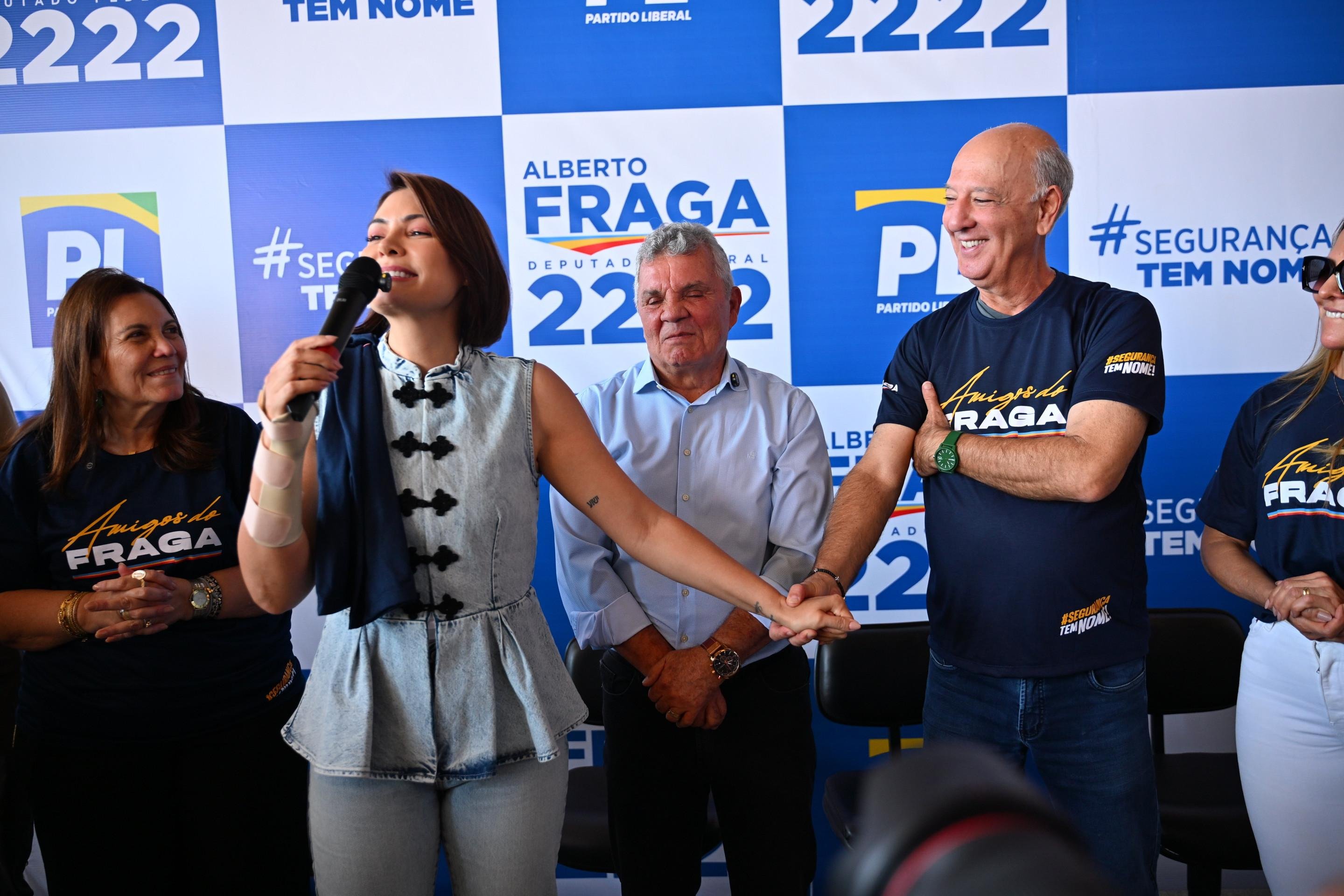 Michelle elogia Arruda no palco, mas nega apoio ao GDF: 