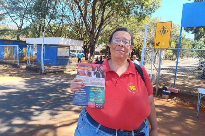 Professor Robson (PSTU) fez campanha em frente ao CEM Elefante Branco e afirmou que pretende tratar a educação como área estratégica do governo
- (crédito: Ana Carolina Alves/CB) Professor Robson (PSTU) fez campanha em frente ao CEM Elefante Branco e afirmou que pretende tratar a educação como área estratégica do governo
- (crédito: Ana Carolina Alves/CB)