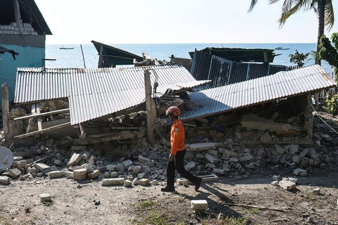 Tremor recente danificou milhares de casas, além de dezenas de escolas e unidades de saúde no país - (crédito: Handout/Indonesia's National Search and Rescue Agency/AFP) Tremor recente danificou milhares de casas, além de dezenas de escolas e unidades de saúde no país - (crédito: Handout/Indonesia's National Search and Rescue Agency/AFP)
