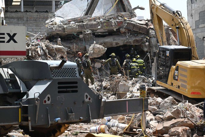 Rescue workers of Colombia's army and police and Israel's army, and firefighters, search amid the rubble of the fallen Vanessa building in Cali, Colombia, on August 18, 2026, eight days after a 7.4 earthquake. The powerful earthquake in Colombia, which devastated part of the west of the country and killed hundreds of people, has caused economic losses amounting to some 9,570 million dollars, according to a preliminary estimate by President Abelardo de la Espriella. (Photo by JOAQUIN SARMIENTO / AFP)
- (crédito: Joaquín Sarmiento/AFP) Rescue workers of Colombia's army and police and Israel's army, and firefighters, search amid the rubble of the fallen Vanessa building in Cali, Colombia, on August 18, 2026, eight days after a 7.4 earthquake. The powerful earthquake in Colombia, which devastated part of the west of the country and killed hundreds of people, has caused economic losses amounting to some 9,570 million dollars, according to a preliminary estimate by President Abelardo de la Espriella. (Photo by JOAQUIN SARMIENTO / AFP)
- (crédito: Joaquín Sarmiento/AFP)