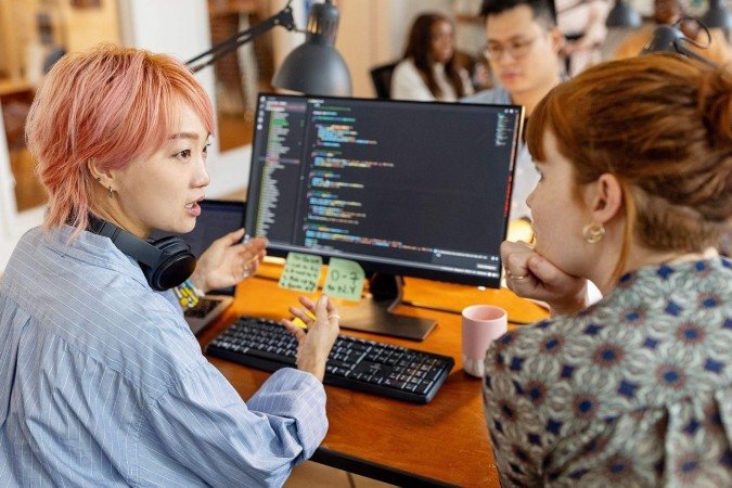 Líderes do setor dizem que IA significa menos horas de trabalho — mas seus funcionários afirmam trabalhar até 90 horas semanais -  (crédito: BBC Geral)