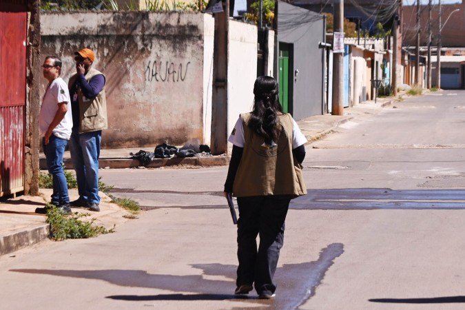 Equipes da Vigilância Ambiental atuam na identificação de focos e orienta moradores no Sol Nascente - (crédito: Fotos: Ed Alves/CB/D.A Press) Equipes da Vigilância Ambiental atuam na identificação de focos e orienta moradores no Sol Nascente - (crédito: Fotos: Ed Alves/CB/D.A Press)