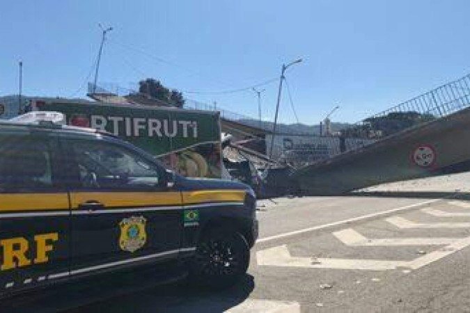 Passarela é atingida por carreta e desaba em SP; duas pessoas morrem - (crédito: Agencia Estado) Passarela é atingida por carreta e desaba em SP; duas pessoas morrem - (crédito: Agencia Estado)