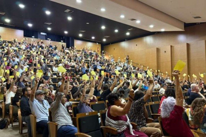 Com mais de 300 docentes presentes, a  decisão foi buscar novas tentativas de negociação com o MGI -  (crédito: Marina Flores - Ascom/UnB)