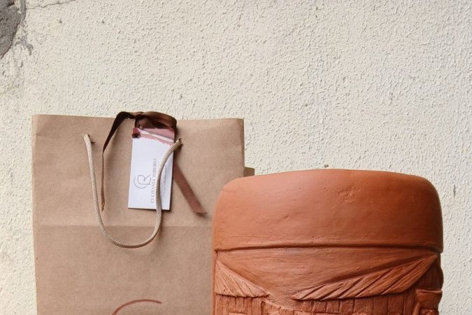 Filtro de barro em homenagem às candangas na construção de Brasília, feito por Cleziania Paiva
