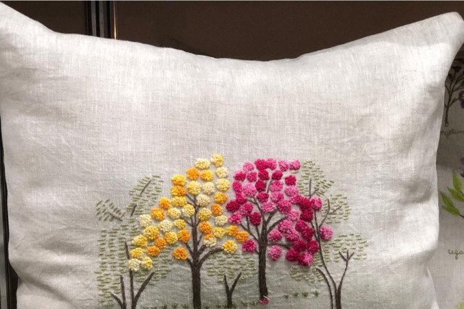 Almofada em linho bordada com flores do cerrado, pelas m&atilde;os de Maria de F&aacute;tima