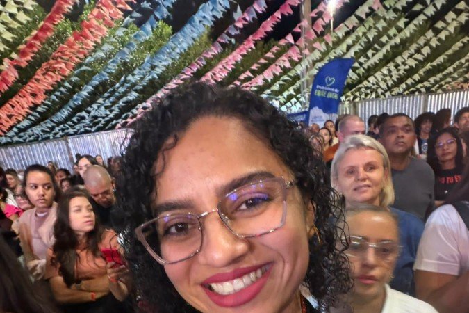 Gabiane da Silva produz bolsas manualmente 