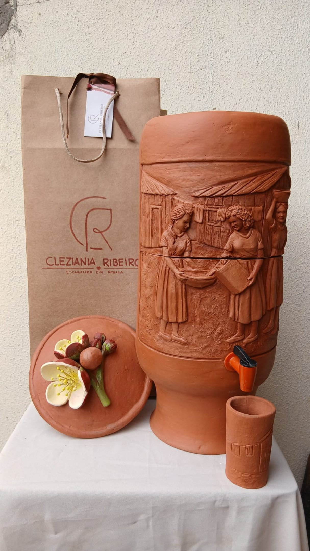 Filtro de barro em homenagem &agrave;s candangas na constru&ccedil;&atilde;o de Bras&iacute;lia, feito por Cleziania Paiva
