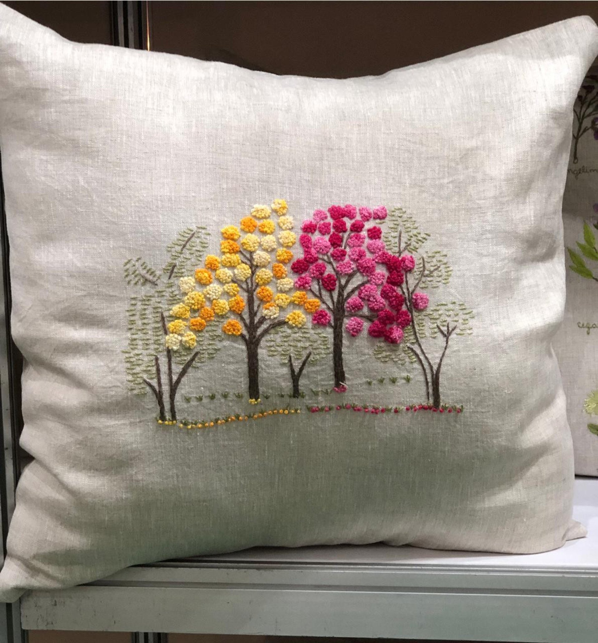 Almofada em linho bordada com flores do cerrado, de Maria de F&aacute;tima