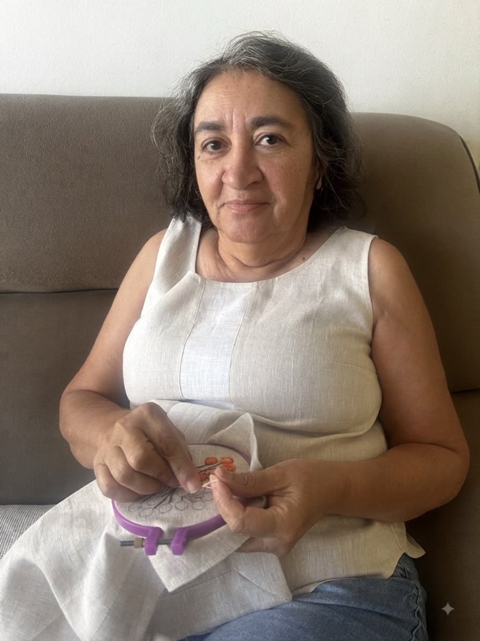 Maria de F&aacute;tima Rodrigues Lima trabalha com bordados 