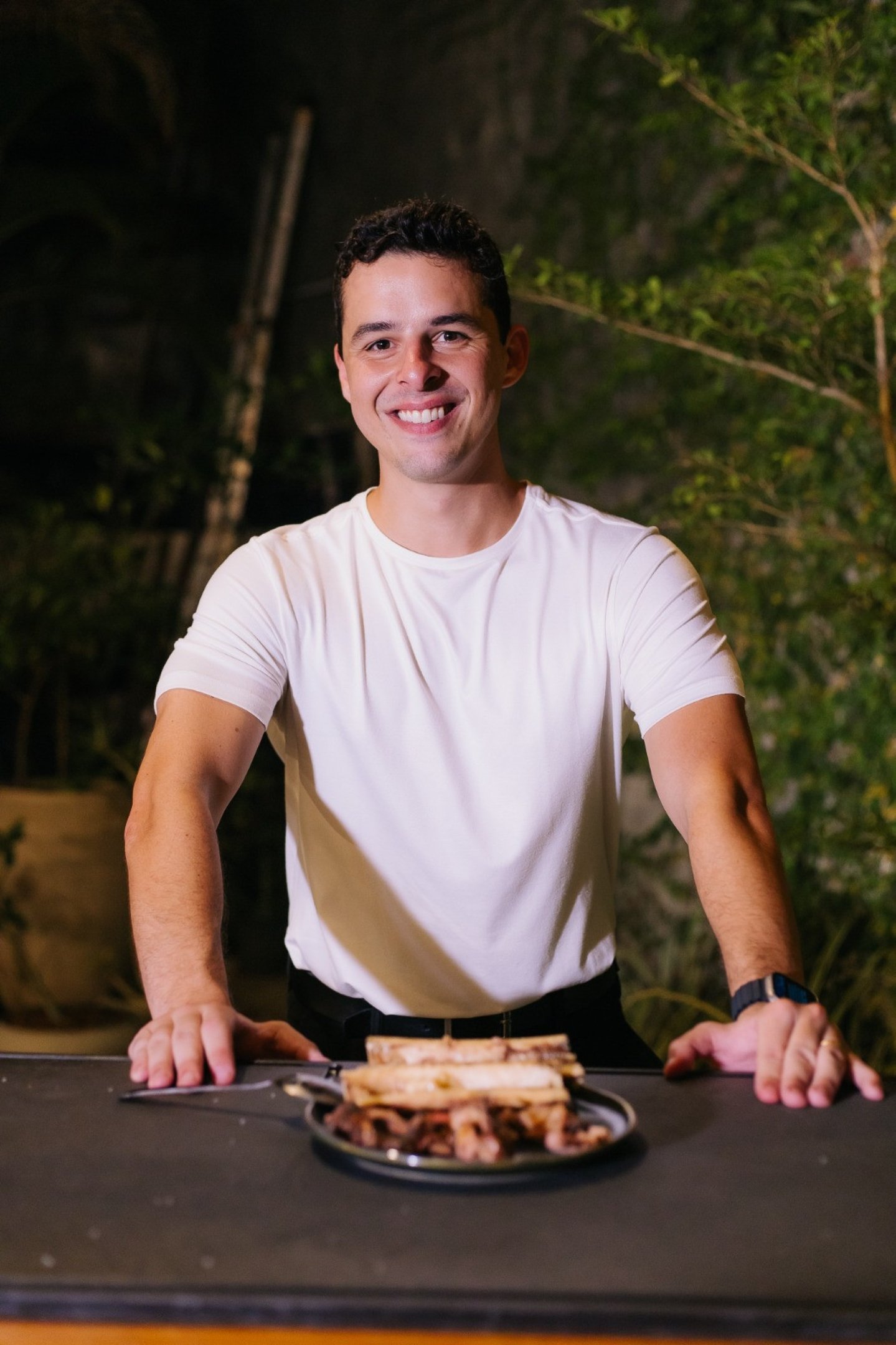 Antonio Kraychete, 27, faz conte&uacute;dos sobre a dieta carn&iacute;vora
