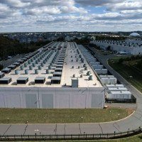 Uma das alternativas para diminuir a pressão sobre a rede elétrica é fazer com que os próprios data centers usem células de combustível que podem utilizar hidrogênio e oxigênio para produzir eletricidade, água e calor. -  (crédito: REUTERS/Jonathan Ernst)