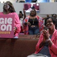 A deputada estadual Angie Nixon (D) é a escolhida dos democratas para disputar o Senado -  (crédito: Joe Raedle/Getty Images/AFP)