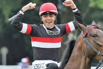 Leandro Henrique celebra uma das muitas vitórias com London Moon, considerado o melhor animal que ele montou em toda a carreira - (crédito: Sylvio Rondinelli/JCB) Leandro Henrique celebra uma das muitas vitórias com London Moon, considerado o melhor animal que ele montou em toda a carreira - (crédito: Sylvio Rondinelli/JCB)
