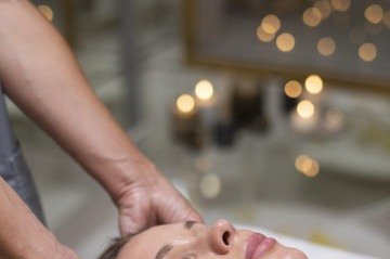 Durante a sessão, as massagens ajudam a transformar o cuidado com o couro cabeludo em um momento de pausa - (crédito: Magnific) Durante a sessão, as massagens ajudam a transformar o cuidado com o couro cabeludo em um momento de pausa - (crédito: Magnific)
