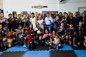 Integrantes do time brasiliense Focus Thai Team ajustam os últimos detalhes do treino antes de subirem ao ringue no Ginásio Regional da Ceilândia - (crédito: Focus Thai Team/Divulgação) Integrantes do time brasiliense Focus Thai Team ajustam os últimos detalhes do treino antes de subirem ao ringue no Ginásio Regional da Ceilândia - (crédito: Focus Thai Team/Divulgação)