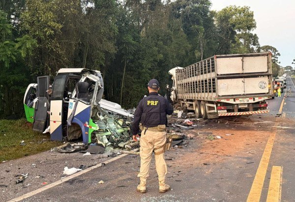 Grave acidente entre ônibus e carreta deixou mortos e feridos em Imbituva -  (crédito: Reprodução/PRF)
