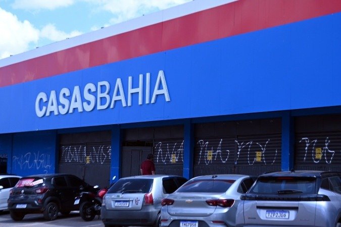 Reviravolta na Casas Bahia: TRT10 manda suspender demissões em massa - QTU Questões do Universo