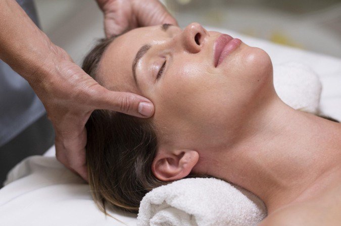 Durante a sessão, as massagens ajudam a transformar o cuidado com o couro cabeludo em um momento de pausa - (crédito: Magnific) Durante a sessão, as massagens ajudam a transformar o cuidado com o couro cabeludo em um momento de pausa - (crédito: Magnific)