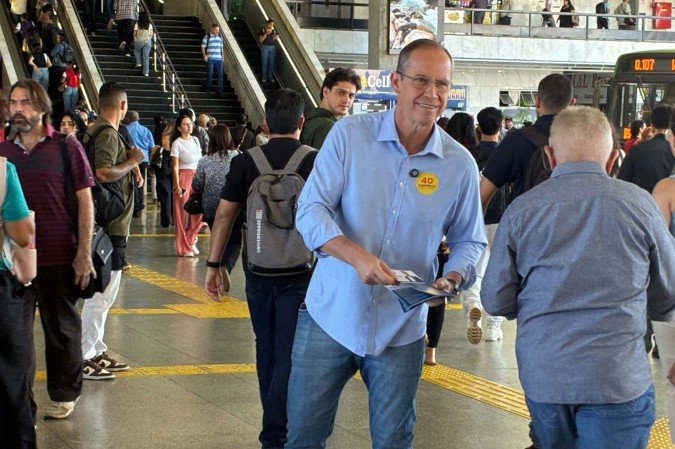 Ricado Capelli candidato do PSB entrega panfletos na Rodoviária do Plano Piloto - (crédito: Beatriz Mascarenhas/CB/D.A Press) Ricado Capelli candidato do PSB entrega panfletos na Rodoviária do Plano Piloto - (crédito: Beatriz Mascarenhas/CB/D.A Press)