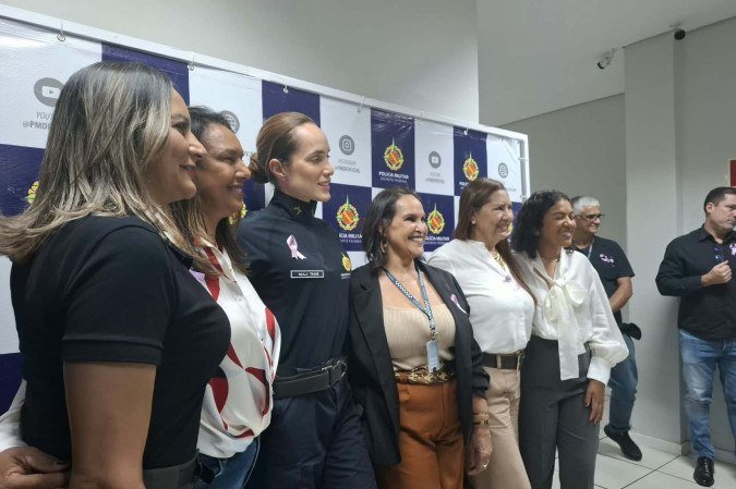 Policiais integrantes do Copom Mulher e a subsecretária da Mulher celebram resultados em cerimônia nesta quarta-feira (19/8) - (crédito: Beatriz Ocké /CB/ D.A .Press) Policiais integrantes do Copom Mulher e a subsecretária da Mulher celebram resultados em cerimônia nesta quarta-feira (19/8) - (crédito: Beatriz Ocké /CB/ D.A .Press)