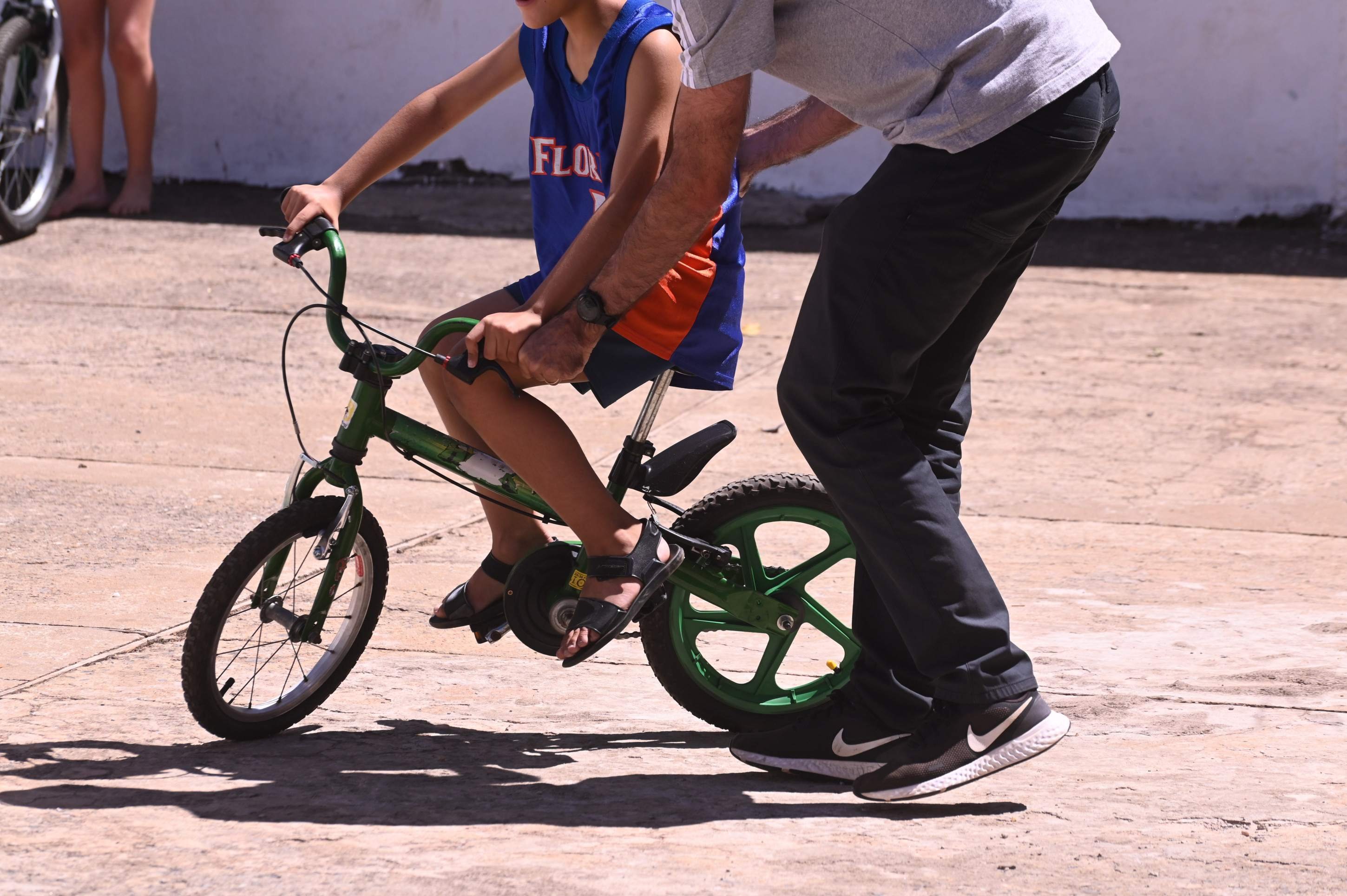 Crian&ccedil;as em vulnerabilidade receberam bikes doadas por ONG