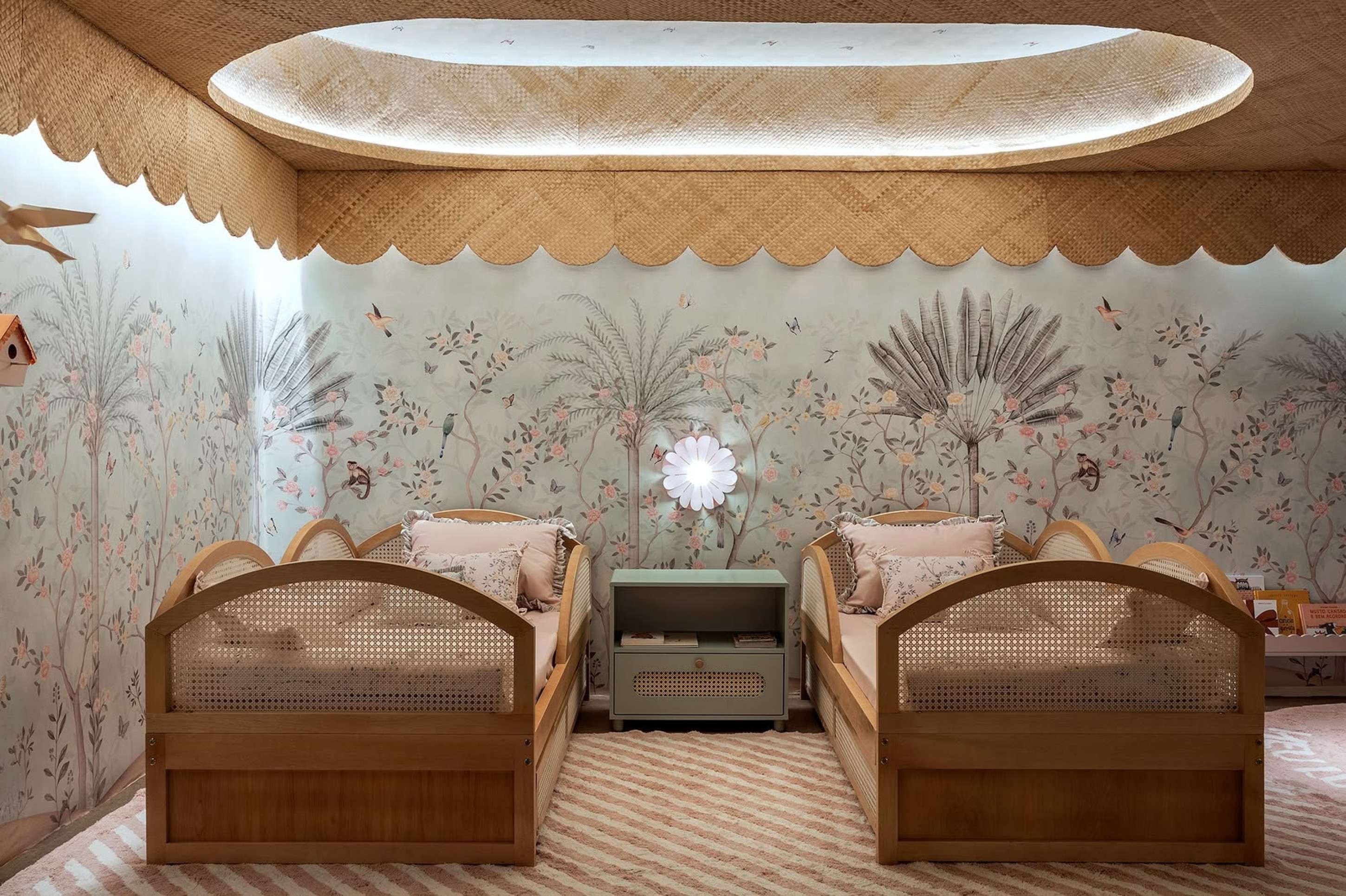Quarto infantil com madeira, assinado por Renata Dutra