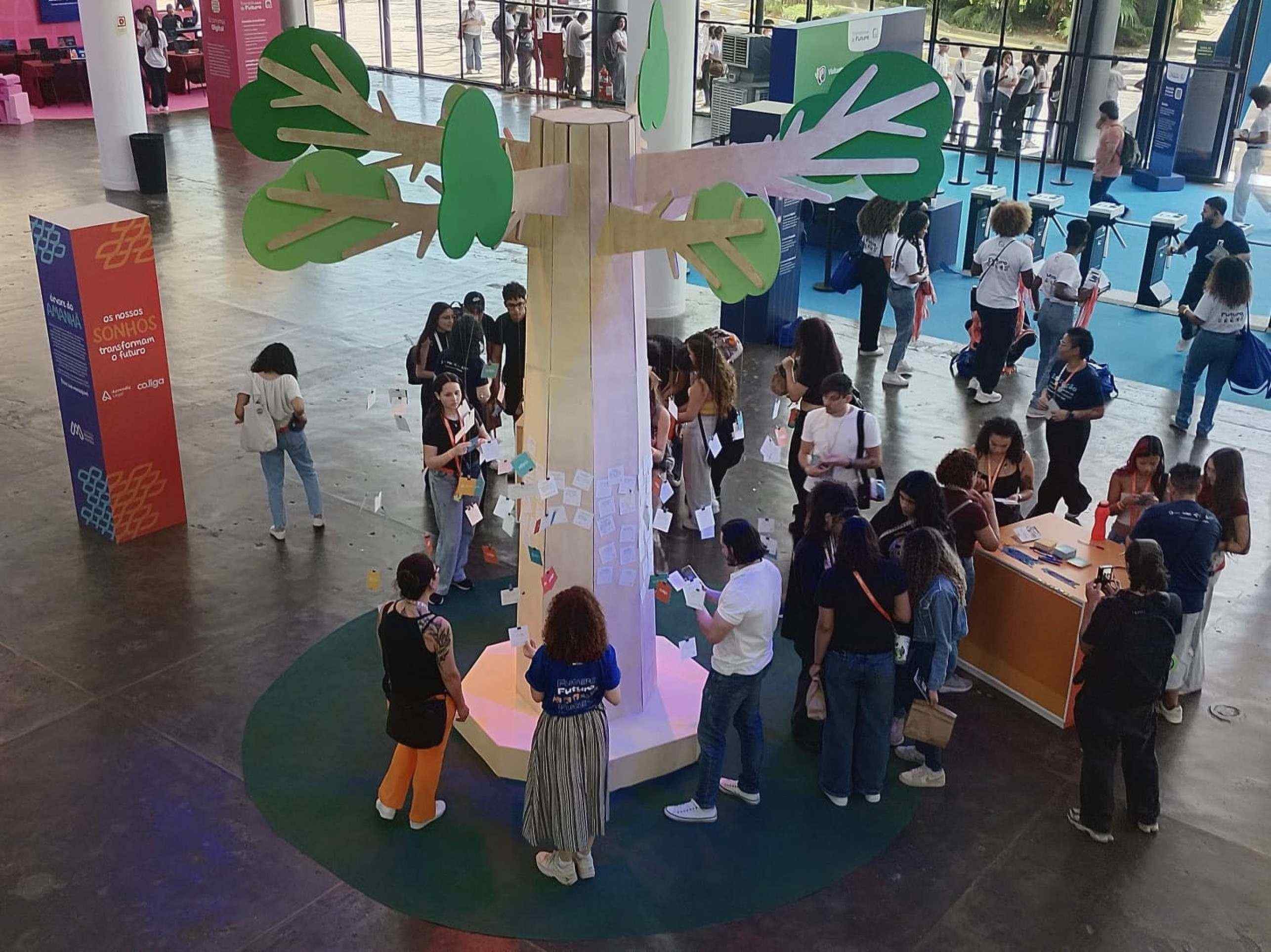 Na &Aacute;rvore do Amanh&atilde; os jovens escrevem sobre o futuro, desejos e sonhos 