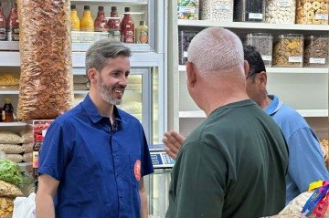 Leandro Grass visitou a Feira do Guará na manhã desta quinta-feira -  (crédito: Mila Ferreira/CB/DA Press)