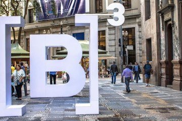 O logotipo da B3, a bolsa de valores brasileira, representa o mercado financeiro em um dia de alta do Ibovespa - (crédito: Divulgação) O logotipo da B3, a bolsa de valores brasileira, representa o mercado financeiro em um dia de alta do Ibovespa - (crédito: Divulgação)