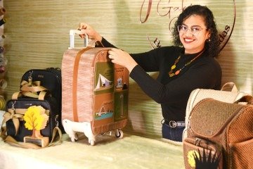 Gabiane Castro passou a enxergar a marca de bolsas personalizadas como uma empresa, e não apenas um trabalho manual
- (crédito: Ed Alves/CB/D.A Press) Gabiane Castro passou a enxergar a marca de bolsas personalizadas como uma empresa, e não apenas um trabalho manual
- (crédito: Ed Alves/CB/D.A Press)