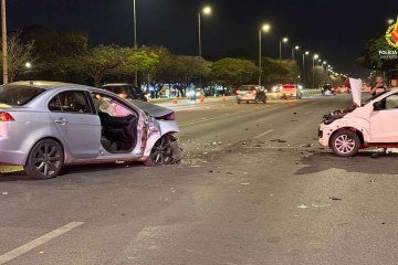 Segundo relatos dos demais condutores, o Fiat Mobi teria invadido a faixa de sentido contrário do Eixo Rodoviário e colidiu com os demais veículos envolvidos no sinistro de trânsito - (crédito: PMDF/Divulgação) Segundo relatos dos demais condutores, o Fiat Mobi teria invadido a faixa de sentido contrário do Eixo Rodoviário e colidiu com os demais veículos envolvidos no sinistro de trânsito - (crédito: PMDF/Divulgação)