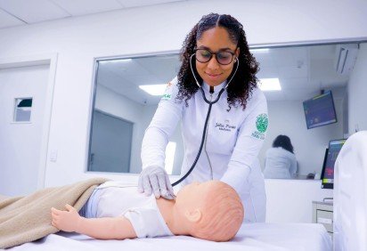 A graduação dura seis anos e prepara os futuros médicos para atuar nos diferentes níveis de atenção à saúde. -  (crédito: Divulgação)